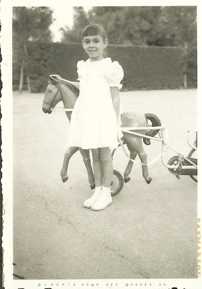 FAMILLE 010 ORAN 1953 LA PROMENADE AU PETIT VICHY.jpg